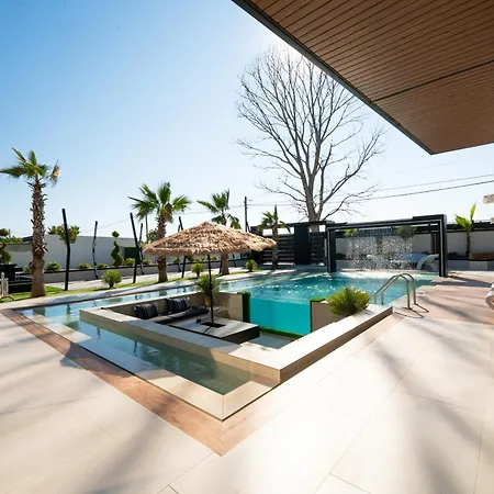 Azura With Pool Sauna Jacuzzi