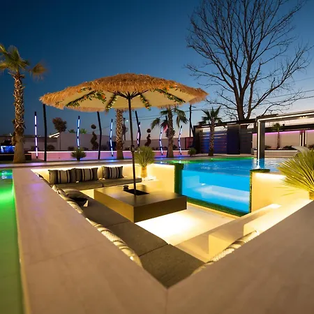Azura With Pool Sauna Jacuzzi Villa *